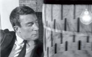 Brion Gysin avec la Dreamachine au Musée des Arts Décoratifs, Paris, 1962 Collection William S. Burroughs Archive, Courtesy William S. Burroughs Trust, Lawrence, Kansas